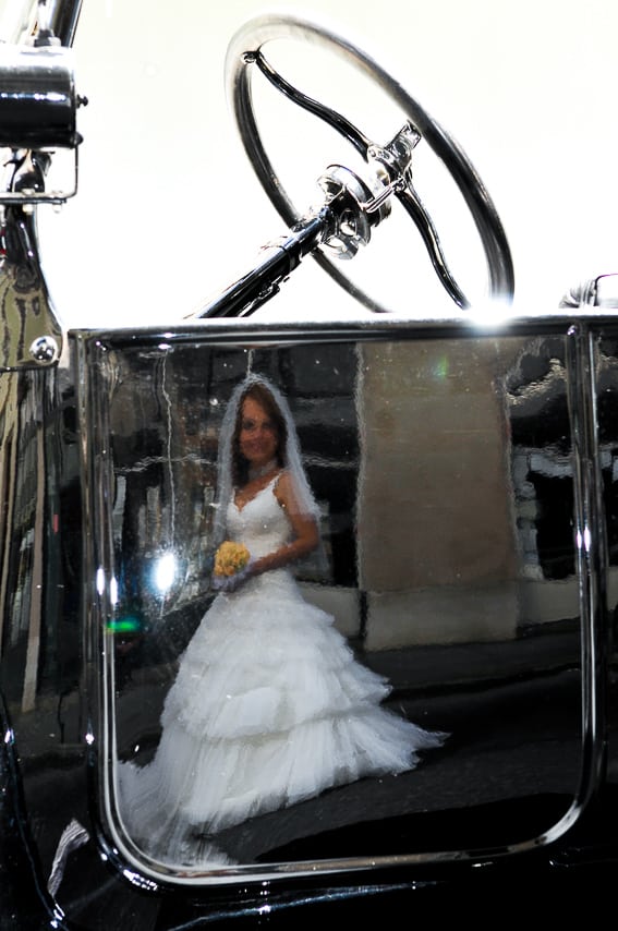 Reflet de la mariée dans une voiture