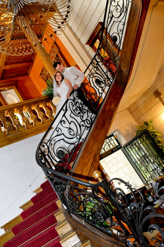 Mariés dans l'escalier du château des  Avenières