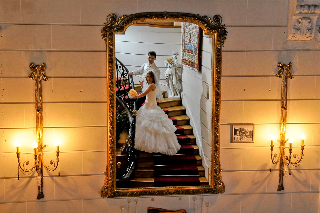 Reflet des mariés dans un miroir