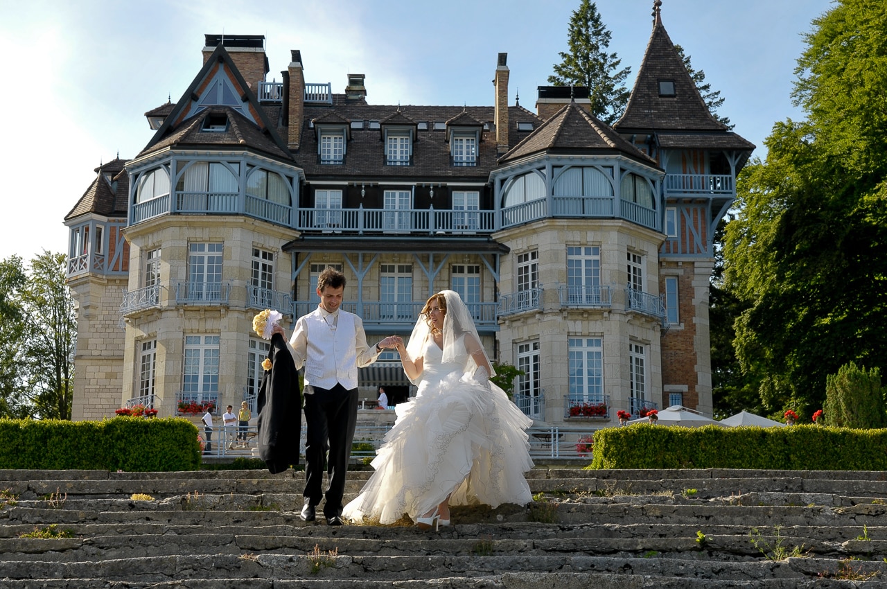 Mariés dans les escaliers à l'extérieur  du château des Avenières