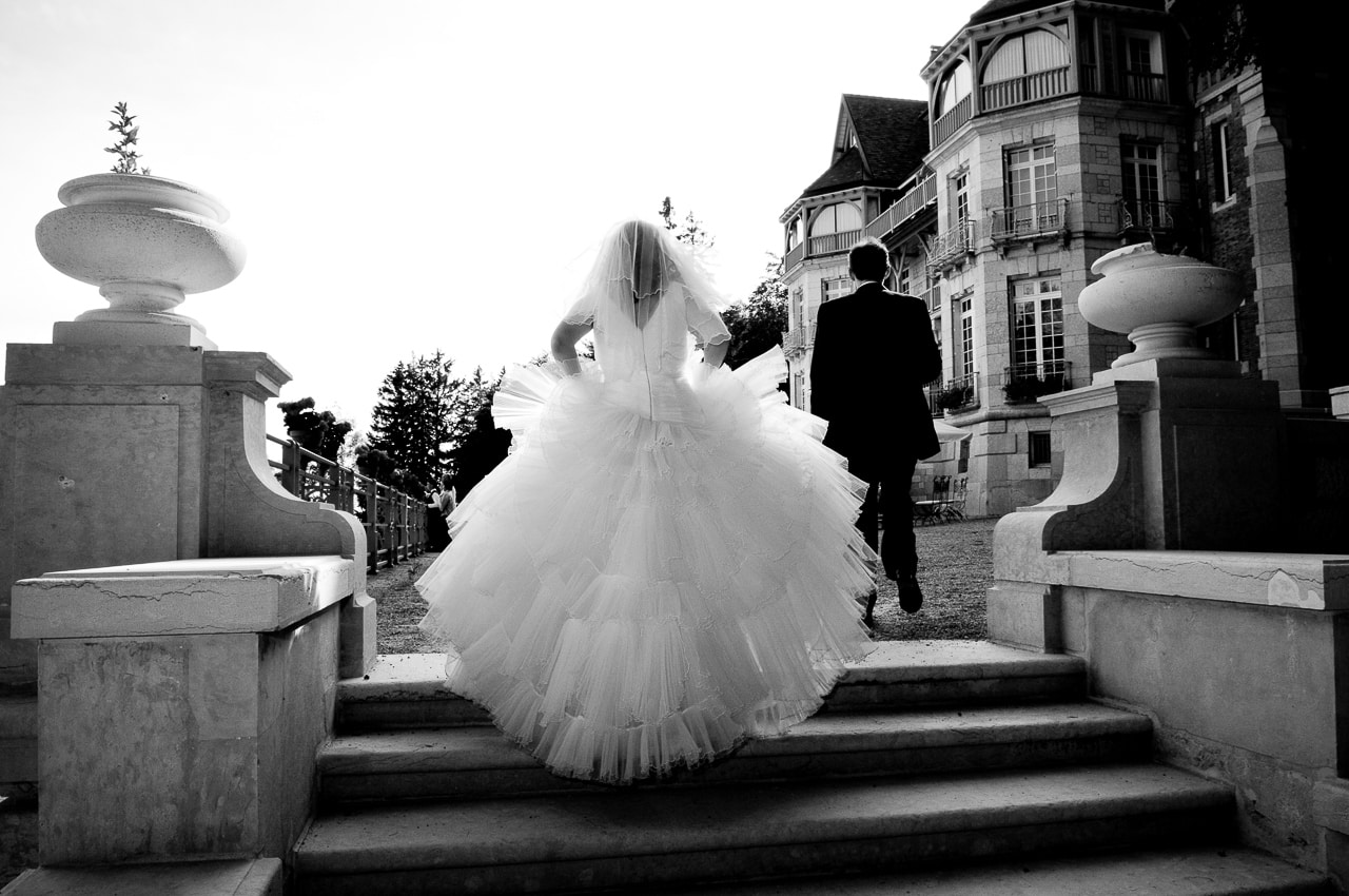 Mariés dans le jardin du château des  Avenières
