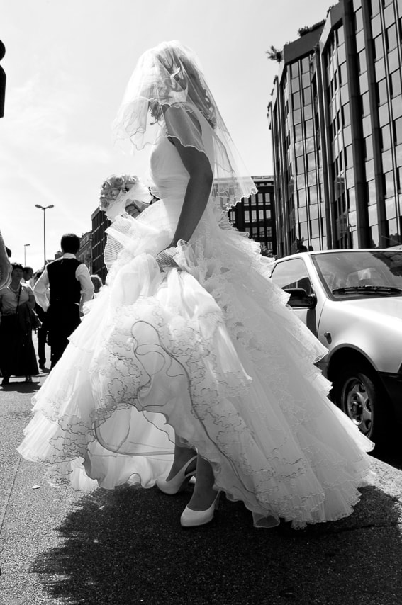 Mariée en ville dans sa magnifique  robe blanche