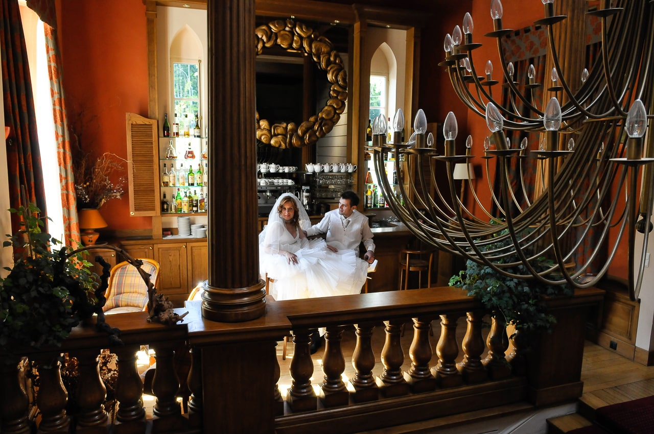 Mariés assis près du bar dans le château des Avenières