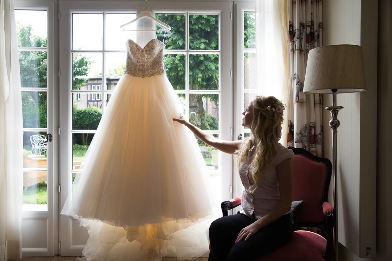 Mariée regardant sa robe de mariée