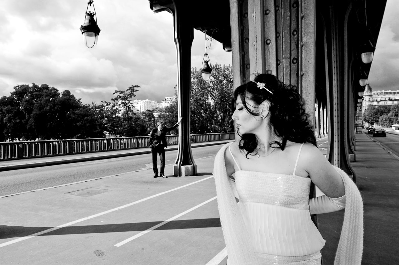 Portait noir et blanc de la mariée sur un pont de Paris