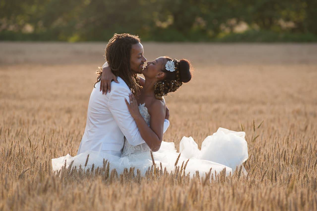 Les mariés dans un champ de blé 