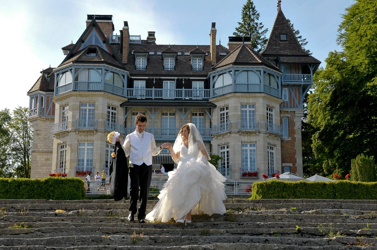 Les mariés dans le magnifique jardin du château